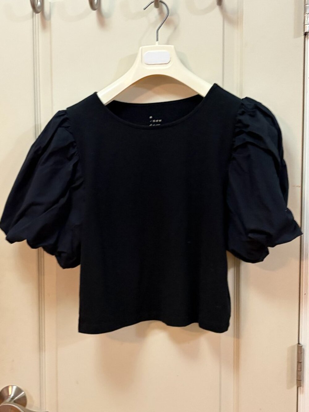 a new day women's 56% Cotton/38% Poly/6% Spandex S/S Puff Sleeve T-Shirt. Black